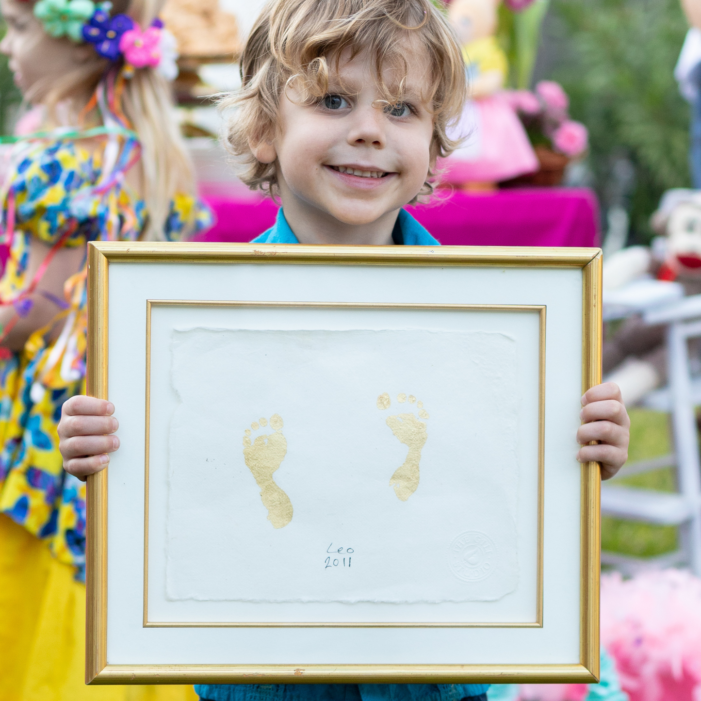 Single Pair of Feet Prints; Scroll